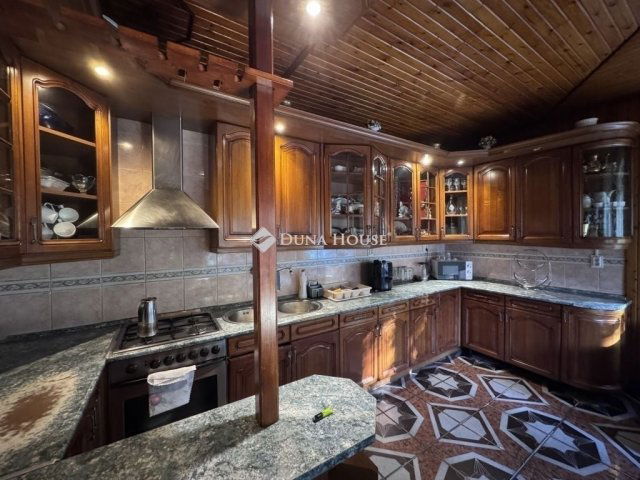 Eladó családi ház, Pécsett 84.99 M Ft, 4 szobás