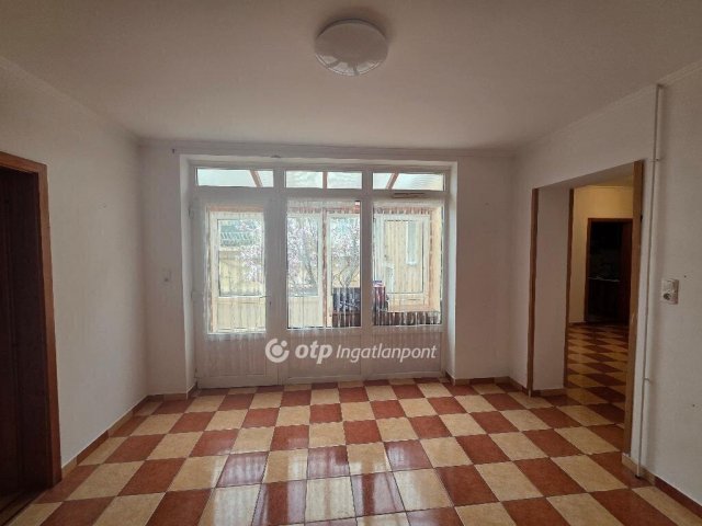 Eladó családi ház, Pápán 89.9 M Ft, 3 szobás