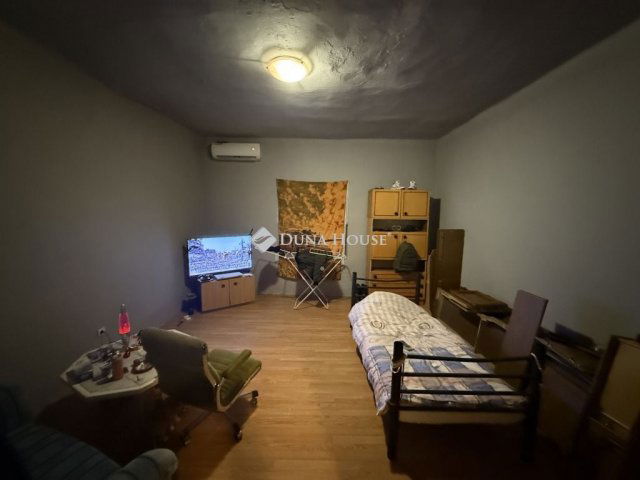 Eladó családi ház, Tarjánon 10.9 M Ft, 1 szobás