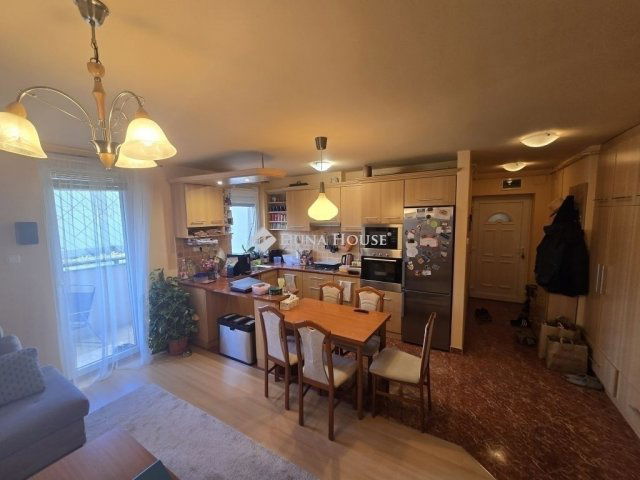 Eladó téglalakás, Szegeden 72.99 M Ft, 3 szobás