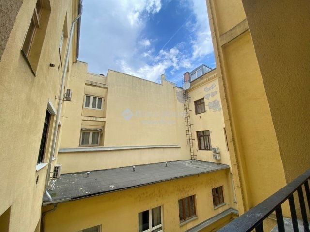 Eladó téglalakás, Budapesten, VI. kerületben 89.9 M Ft, 1 szobás