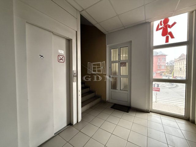 Eladó iroda, Székesfehérvárott 110 M Ft, 3+1 szobás