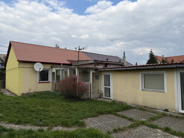 Eladó ikerház, Várpalotán 38 M Ft, 2 szobás