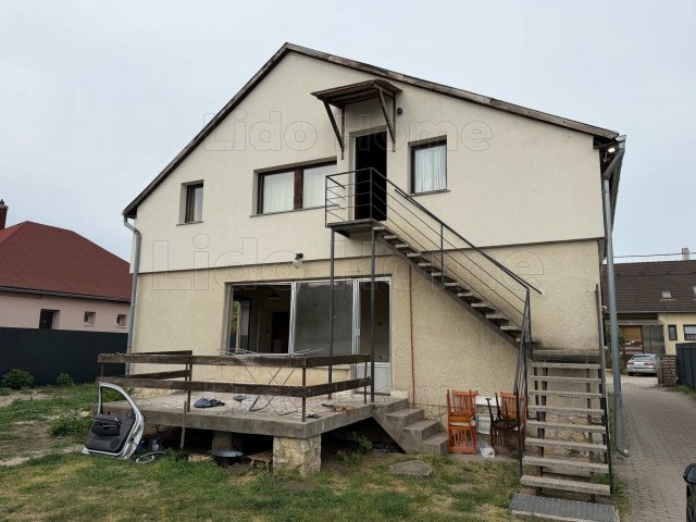 Eladó családi ház, Siófokon 99 M Ft, 7 szobás