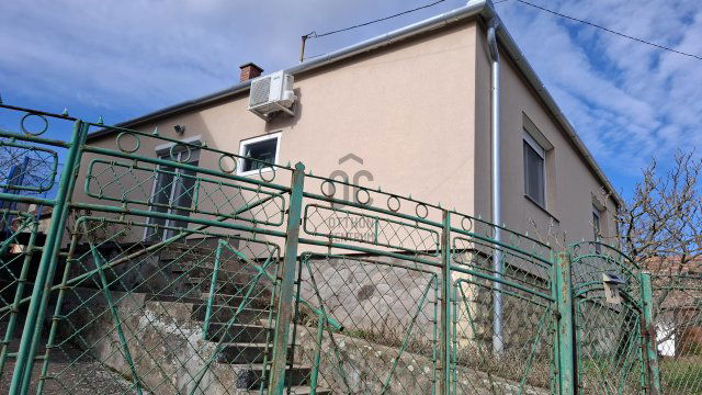 Eladó családi ház, Hosszúhetényen 61.99 M Ft, 3 szobás