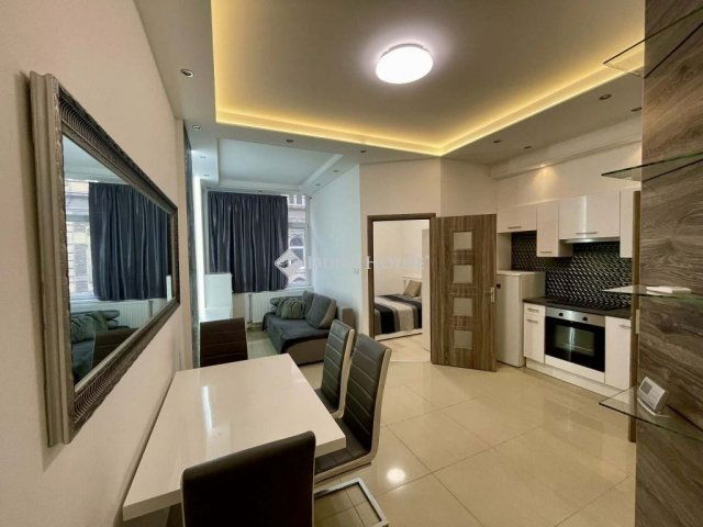 Eladó téglalakás, Budapesten, VI. kerületben 58.5 M Ft, 1 szobás