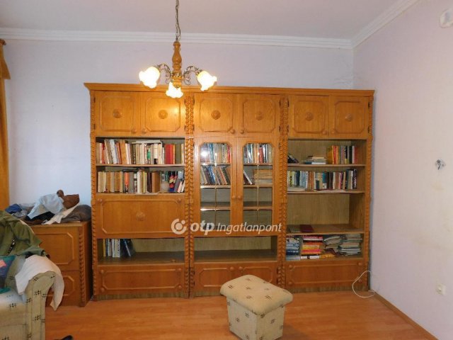 Eladó családi ház, Pécsett 299 M Ft, 9 szobás