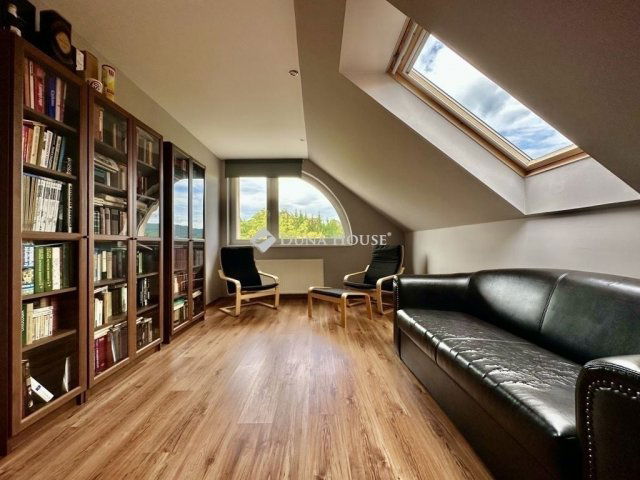 Eladó családi ház, Pécsett 280 M Ft, 9 szobás