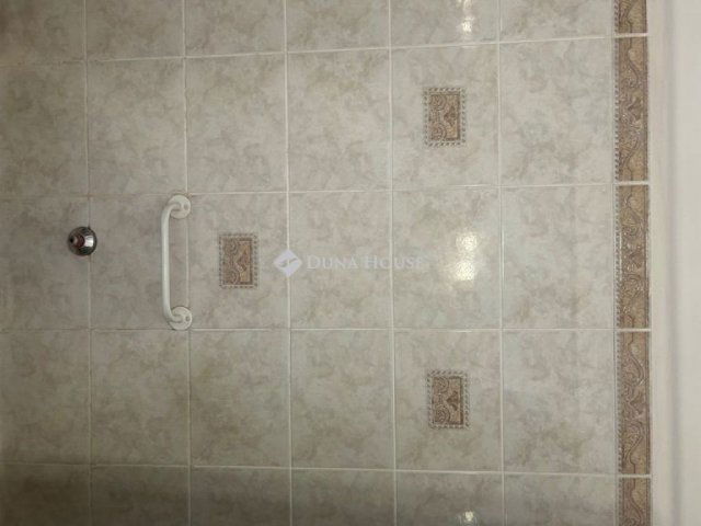 Eladó családi ház, Vácon 110 M Ft, 5 szobás