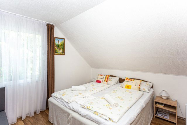 Eladó családi ház, Abaligeten 149 M Ft, 8 szobás