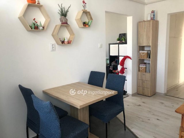 Eladó panellakás, Ajkán 54 M Ft, 3+1 szobás