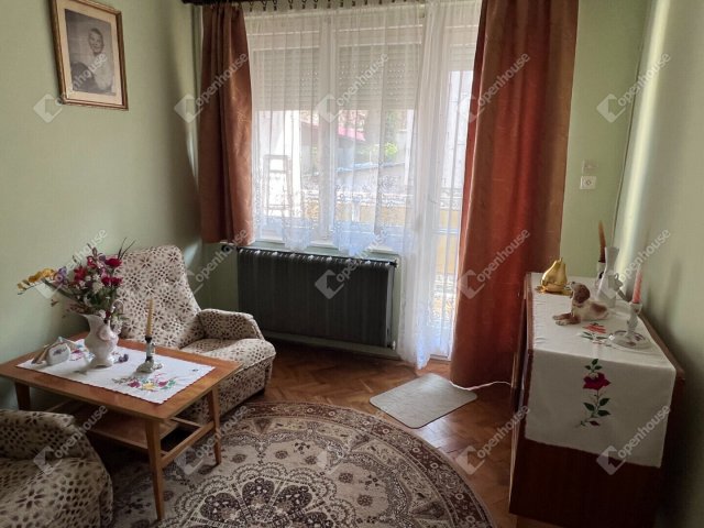 Eladó családi ház, Ajkán 68 M Ft, 4 szobás