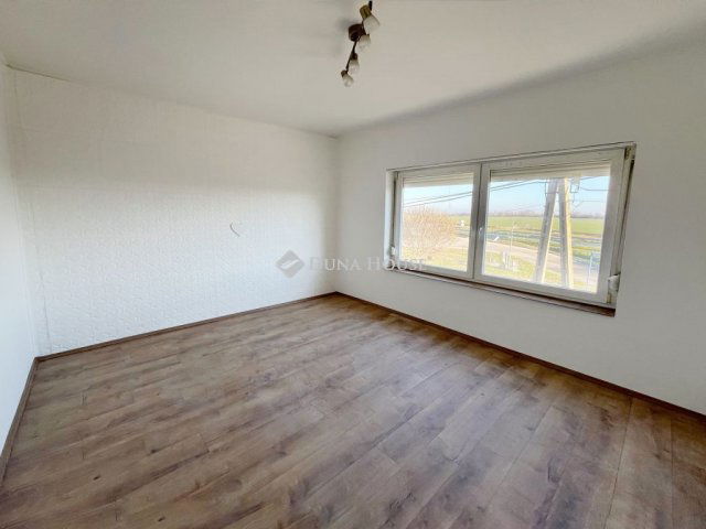 Kiadó családi ház, albérlet, Pakson 250 E Ft / hó, 5 szobás