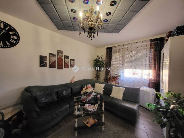 Eladó panellakás, Pétfürdőn 28.3 M Ft, 2 szobás