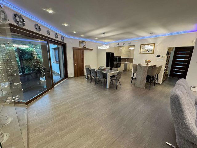 Eladó családi ház, Ürömön 330 M Ft, 7 szobás