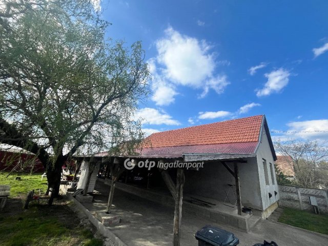 Eladó családi ház, Újszászon 19.9 M Ft, 2+1 szobás