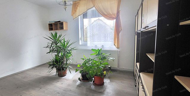 Eladó családi ház, Győrött 65.99 M Ft, 2 szobás