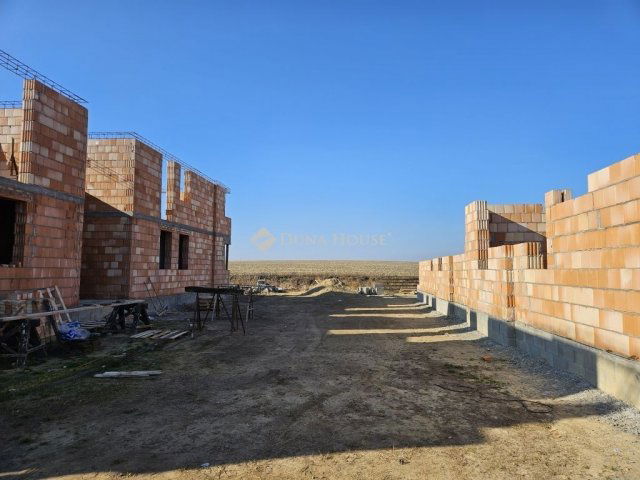 Eladó téglalakás, Mendén 79.9 M Ft, 4 szobás