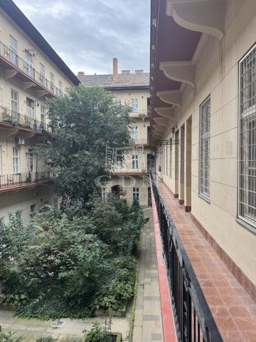 Eladó téglalakás, Budapesten, VI. kerületben 61.9 M Ft, 1 szobás
