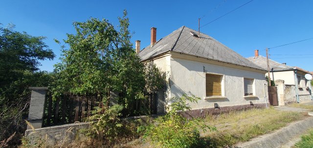 Eladó családi ház, Devecseren 9.9 M Ft, 3 szobás