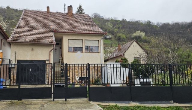 Eladó családi ház, Pécsett 64.99 M Ft, 3 szobás