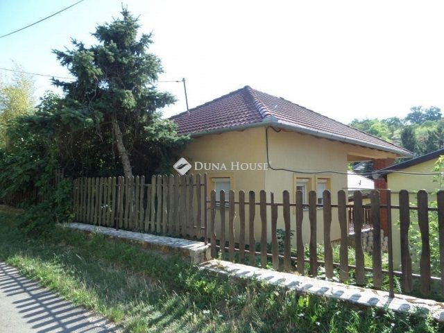 Eladó családi ház, Pécsett 120 M Ft, 5 szobás