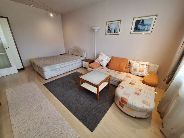 Kiadó panellakás, albérlet, Szegeden 130 E Ft / hó, 1 szobás