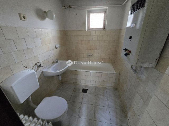 Eladó családi ház, Székesfehérvárott 35 M Ft, 1 szobás