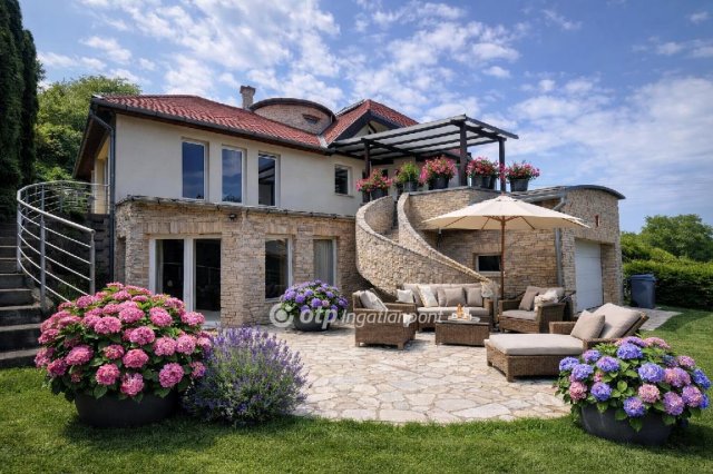 Eladó családi ház, Pécsett 379 M Ft, 5+1 szobás