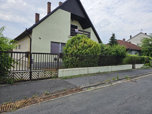 Eladó családi ház, Balatonbogláron 104.9 M Ft, 7 szobás