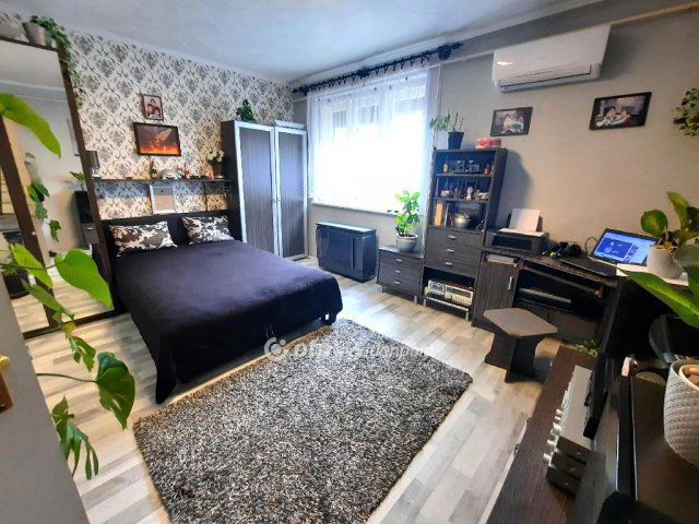 Eladó téglalakás, Kiskunfélegyházán 35 M Ft, 2 szobás