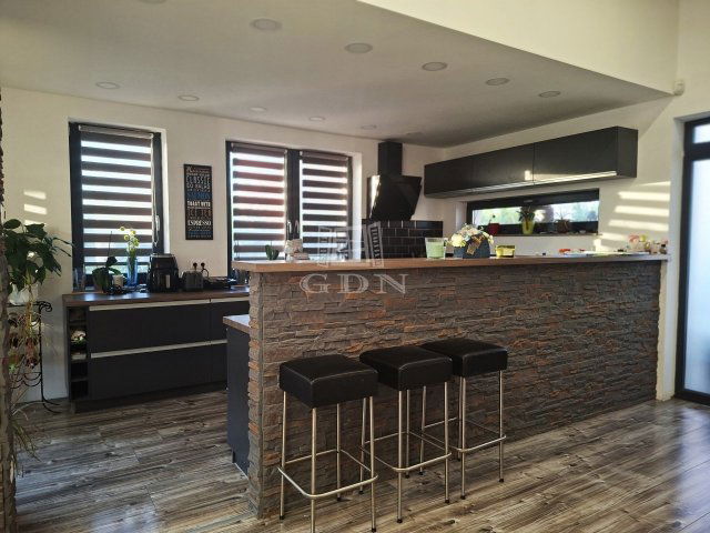 Eladó családi ház, Balatonfűzfőn 169.5 M Ft, 5 szobás