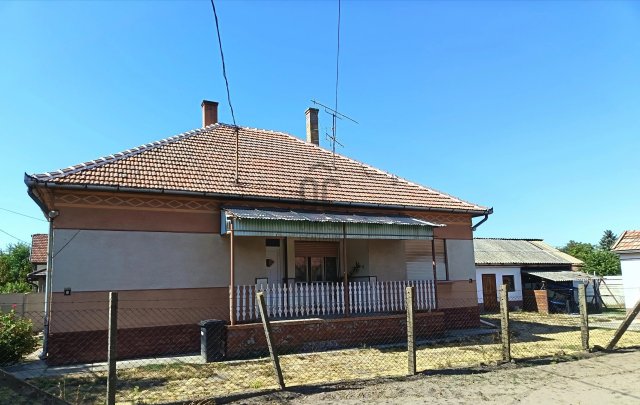 Eladó családi ház, Törtelen 33 M Ft, 3 szobás