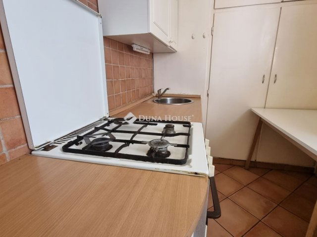 Eladó panellakás, Pécsett 39.9 M Ft, 2 szobás