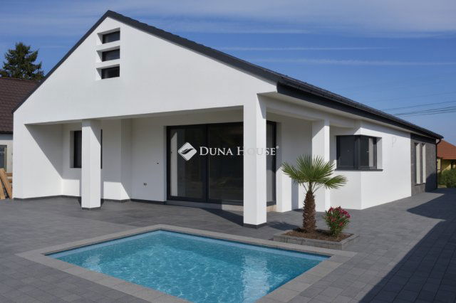 Eladó családi ház, Nyúlon 132.5 M Ft, 4 szobás