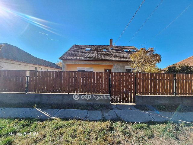 Eladó családi ház, Telekgerendáson 56.7 M Ft, 2+4 szobás