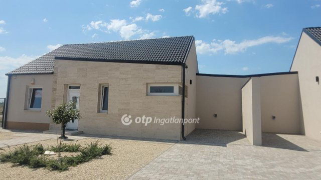 Eladó téglalakás, Jászberényben 75 M Ft, 3 szobás