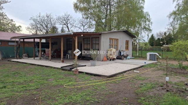 Eladó nyaraló, Dömsödön 33 M Ft, 4 szobás