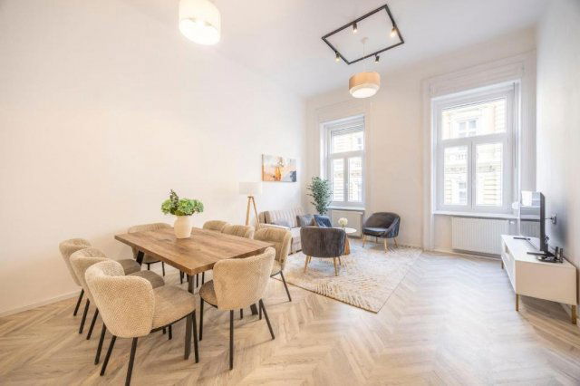 Eladó téglalakás, Budapesten, VI. kerületben, Jókai utcában