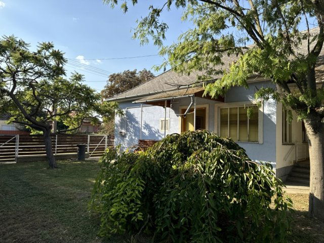 Eladó családi ház, Jászapátiban 32 M Ft, 7 szobás