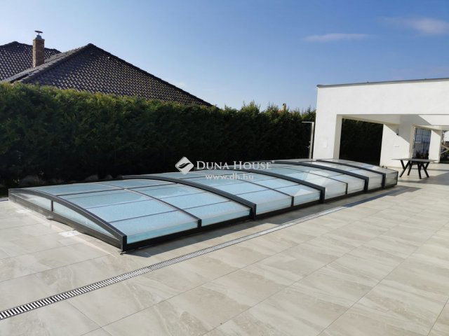 Eladó családi ház, Velencén 450 M Ft, 10 szobás