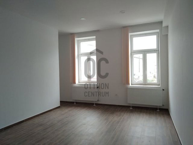 Eladó ipari ingatlan, Komáromban 70 M Ft / költözzbe.hu