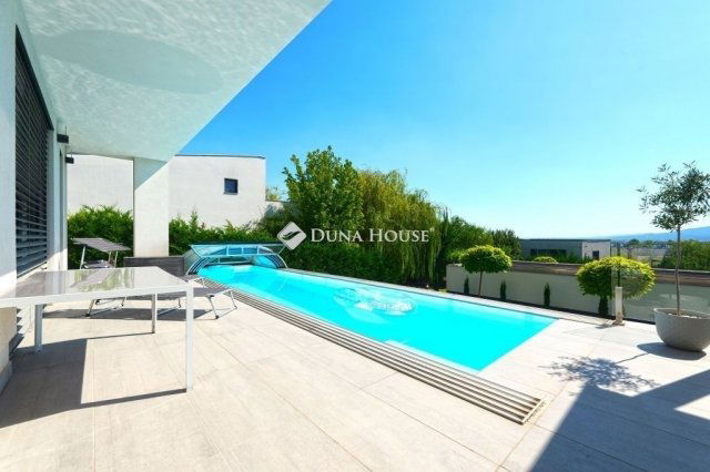 Eladó családi ház, Vácon 349.9 M Ft, 6 szobás