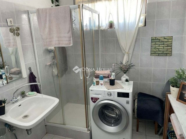 Eladó családi ház, Szegeden 104.5 M Ft, 9 szobás