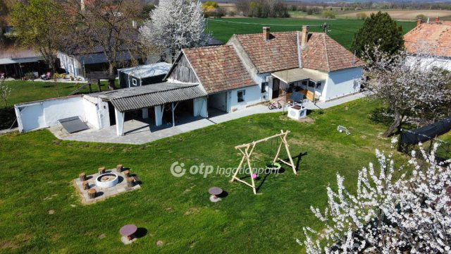 Eladó családi ház, Bakonyságon 51.9 M Ft, 2+1 szobás