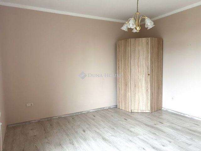 Eladó téglalakás, Komáromban 49 M Ft, 3 szobás