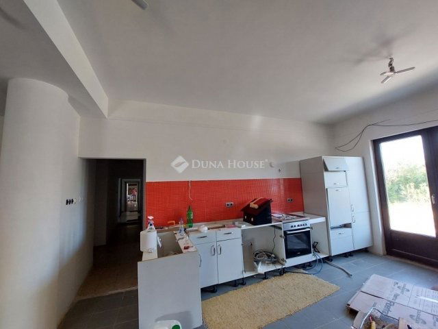 Eladó téglalakás, Baján 99.99 M Ft, 7 szobás