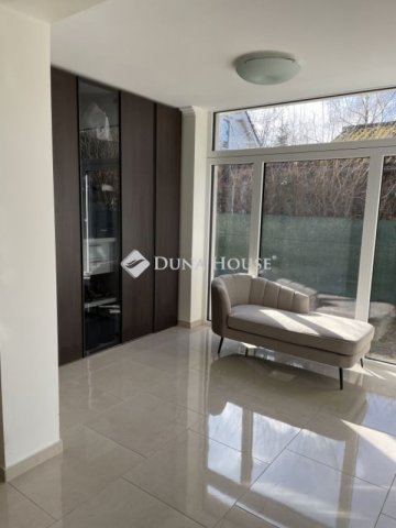 Eladó családi ház, Velencén 198.7 M Ft, 4 szobás