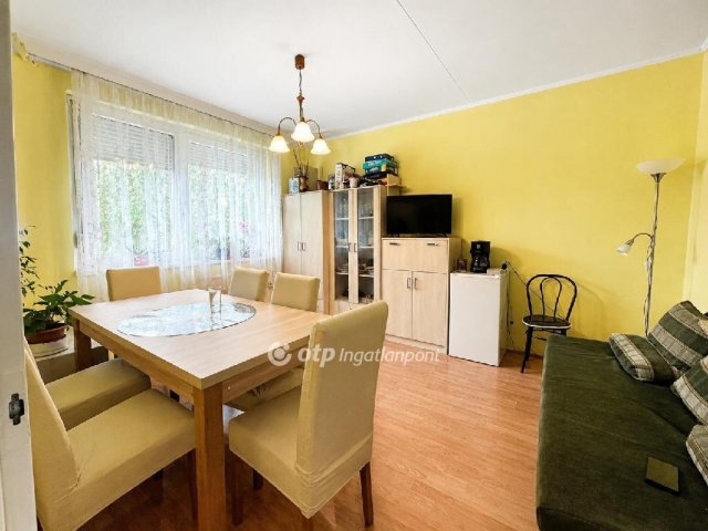 Eladó panellakás, Debrecenben 64.99 M Ft, 3 szobás