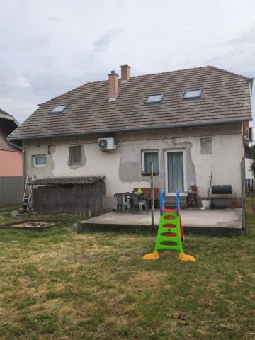 Eladó családi ház, Esztergomban 73.9 M Ft, 5+1 szobás